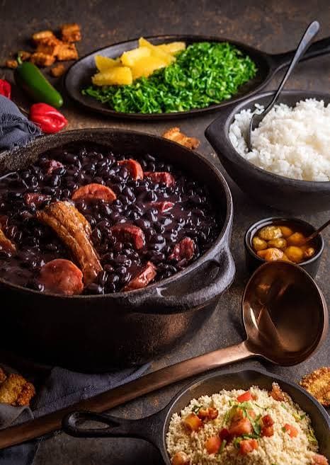 Feijoada com arroz, couve e acompanhamentos